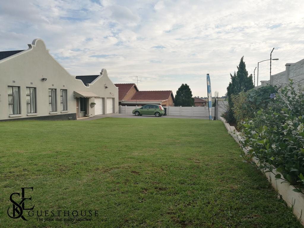 Ske Guesthouse Roodepoort Exterior photo